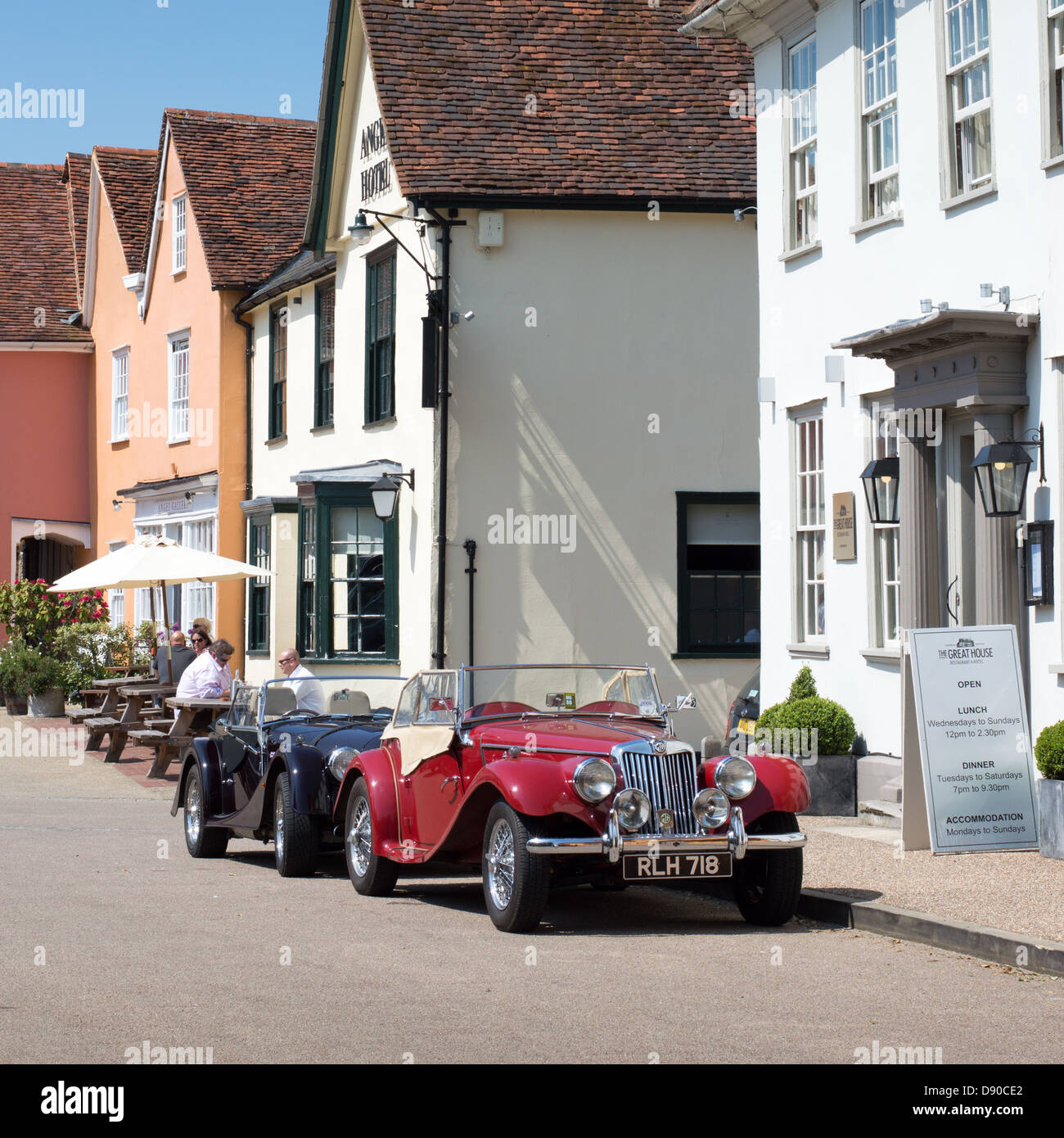 Royaume-uni, Angleterre, Suffolk, Lavenham : Deux MG classic voitures décapotables stationné à l'extérieur de la grande maison hotel/restaurant. Banque D'Images