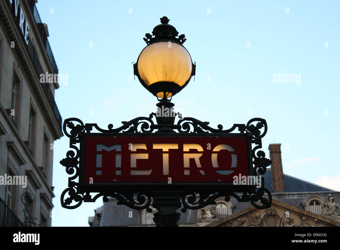 Metro Sign lit up at Dusk à Paris Banque D'Images