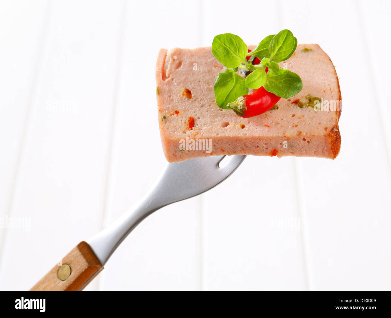 Tranche de pain de viande épicé sur fourche Banque D'Images