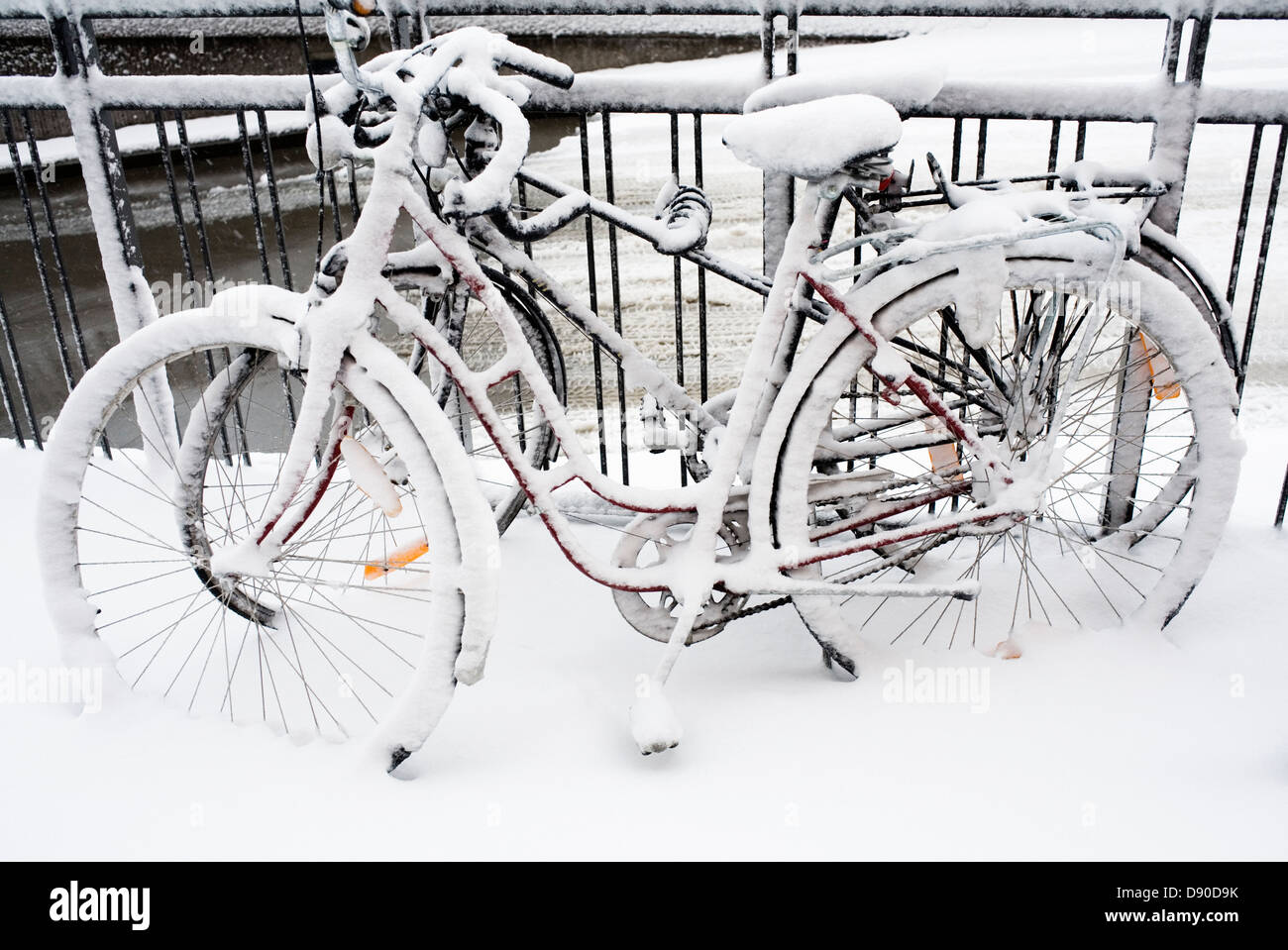 Deux vélos couvert de neige. Banque D'Images