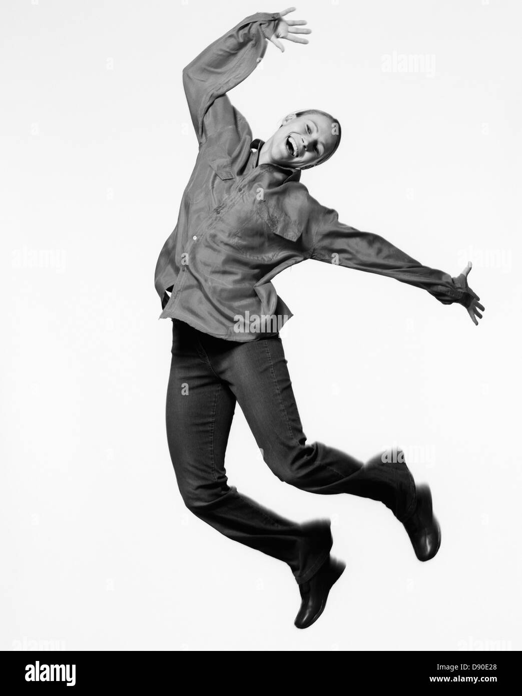 Une femme heureuse saut, la Suède. Banque D'Images