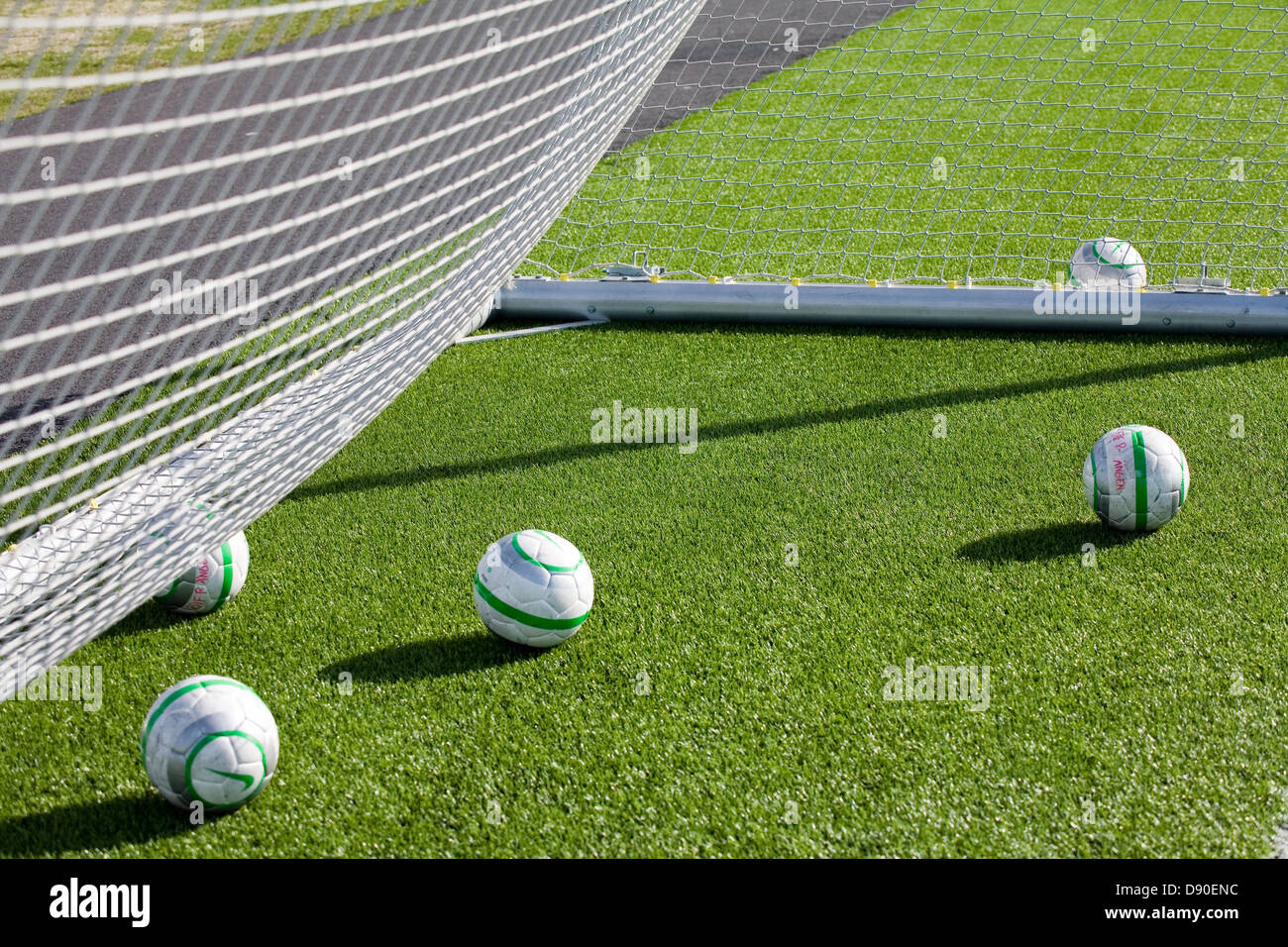 Un détail de buts de soccer d'un filet et de balles. Banque D'Images