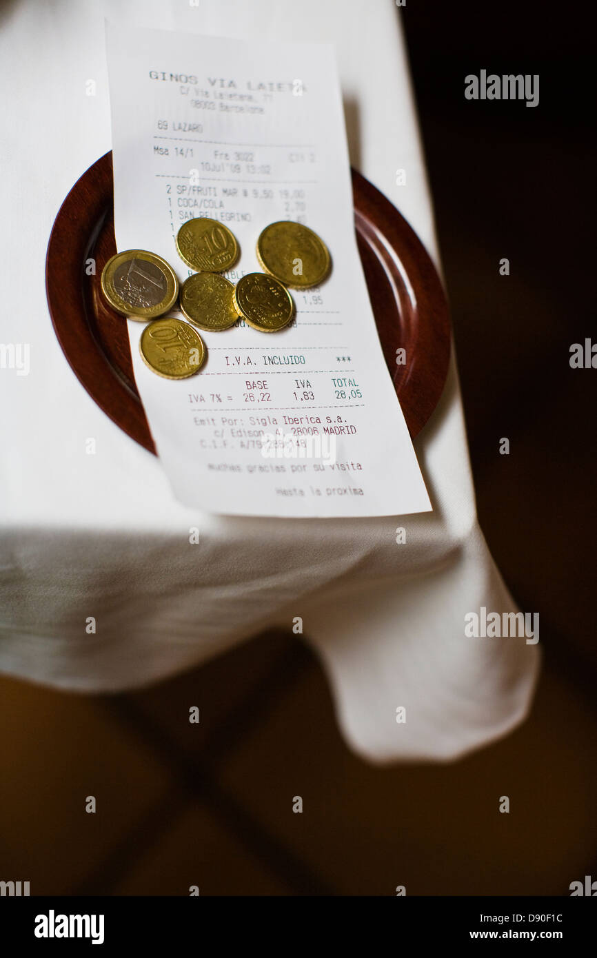 L'argent et la réception sur restaurant table Banque D'Images