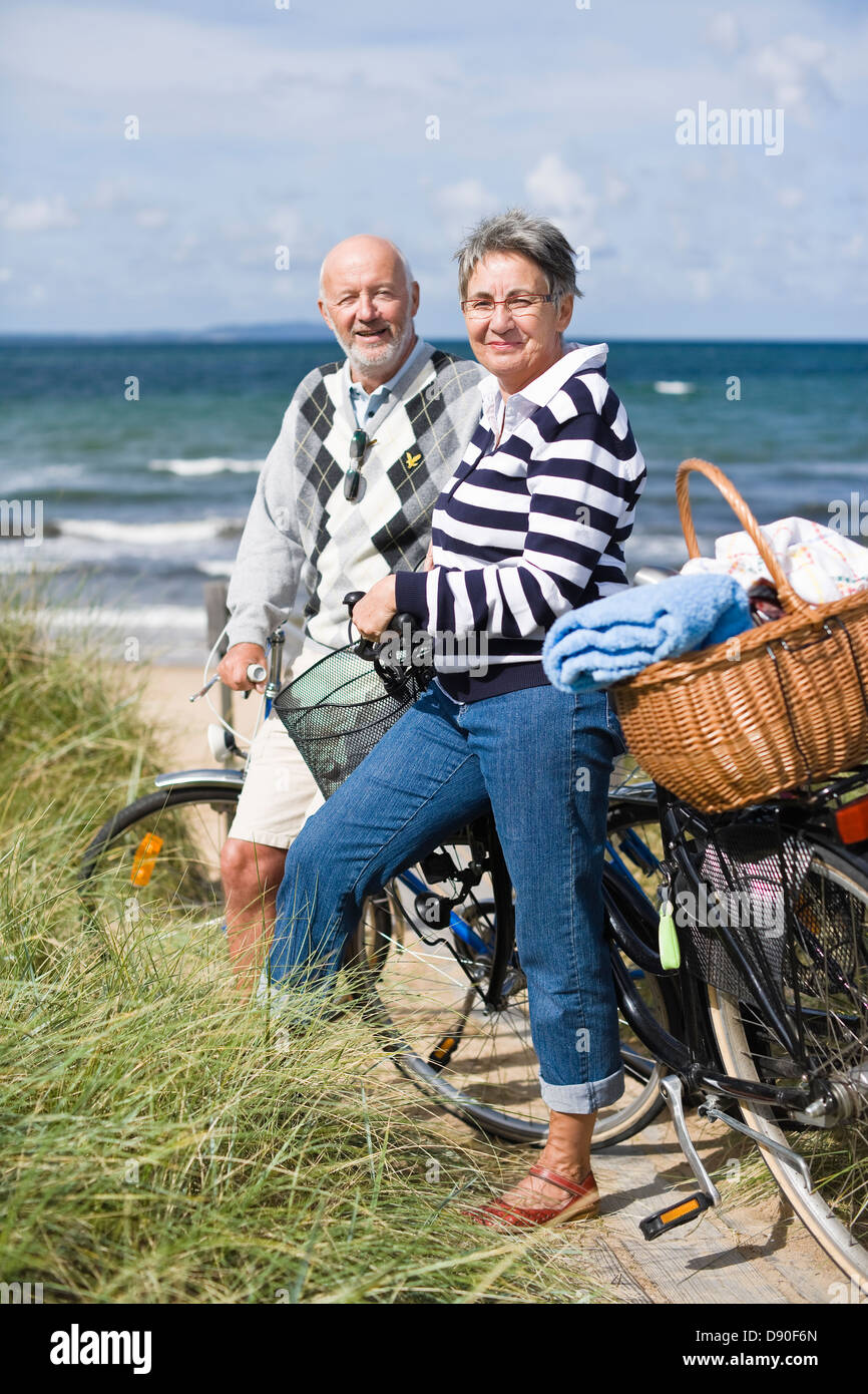 Couple avec des vélos à seaside Banque D'Images