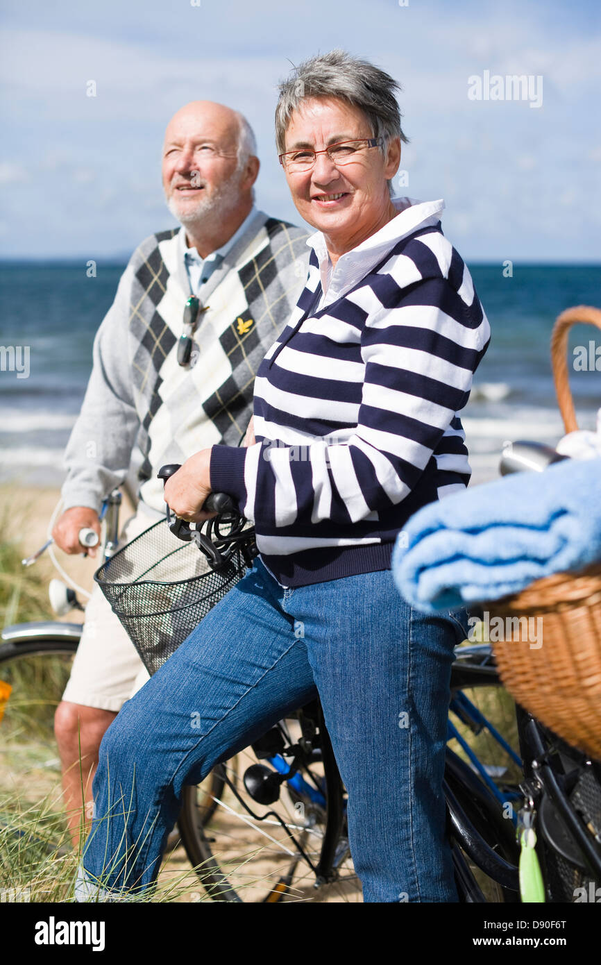 Couple avec des vélos à seaside Banque D'Images