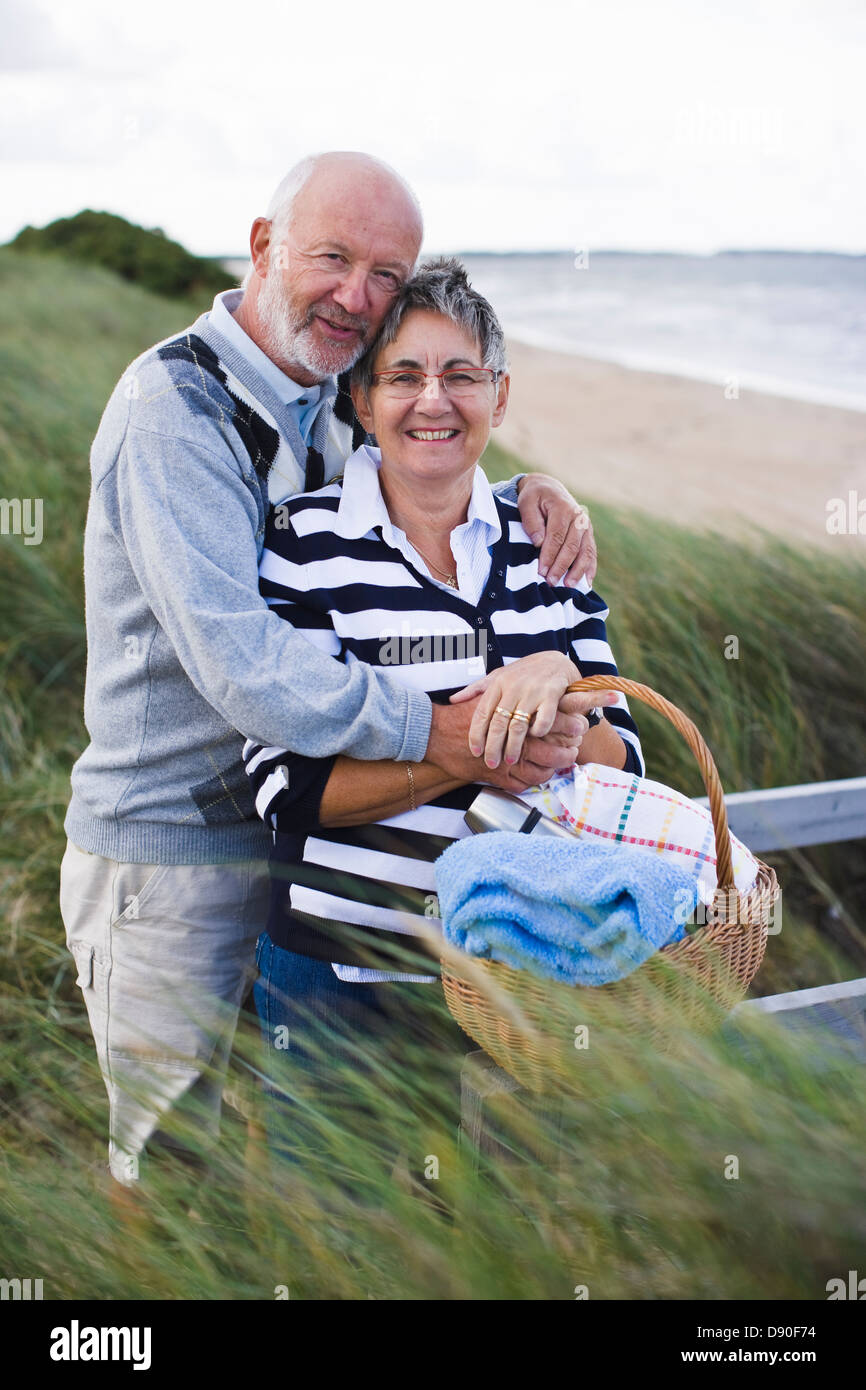 Happy senior couple embracing at seaside Banque D'Images