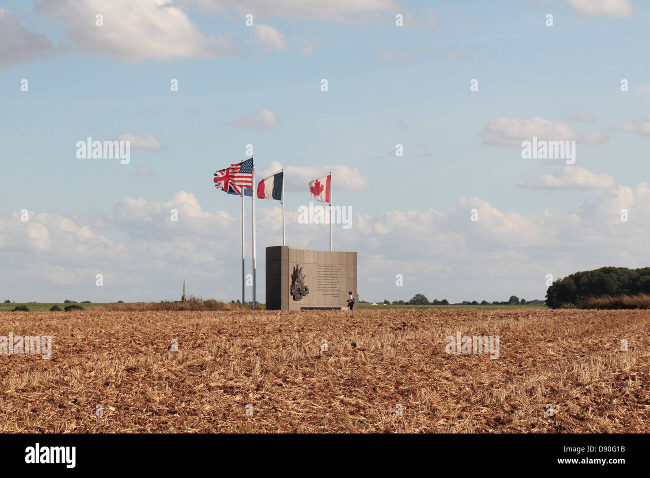 Un visiteur lointain se dresse devant le monument dans le Corps australien Memorial Park, Le Hamel, Somme, Picardie, France. Banque D'Images