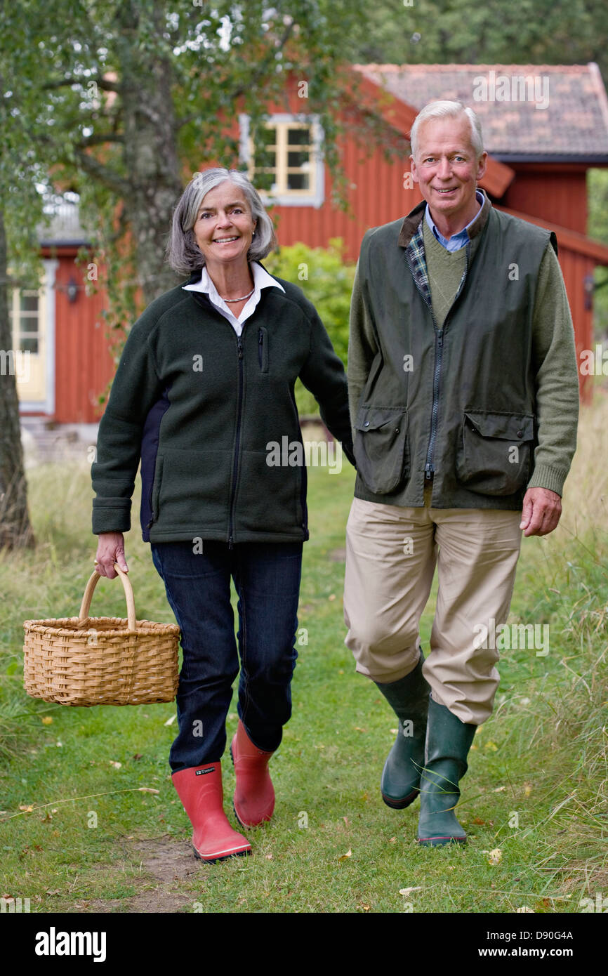 Couple avec holding basket, smiling Banque D'Images