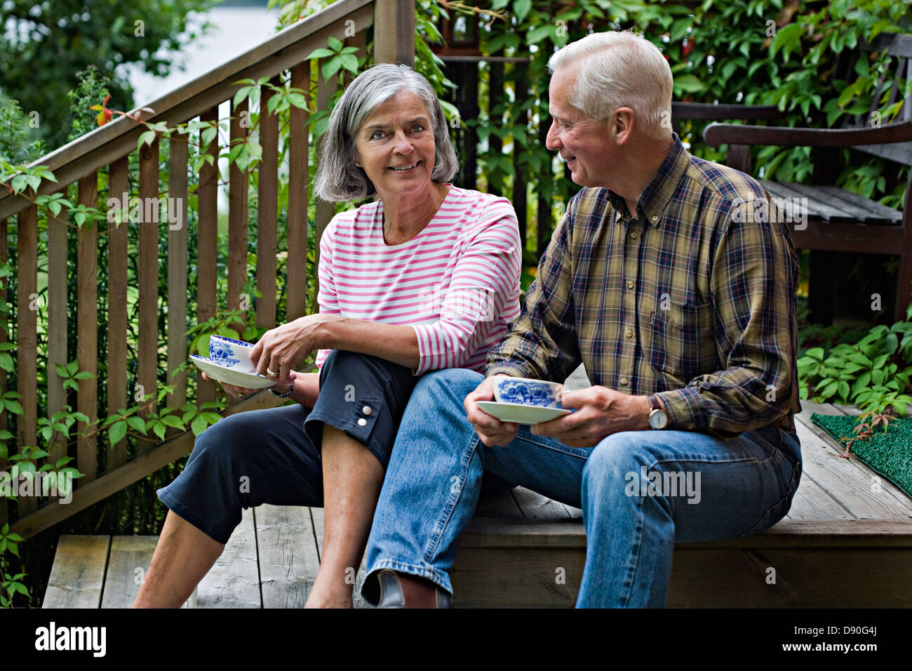 Senior couple sitting on steps, le café Banque D'Images