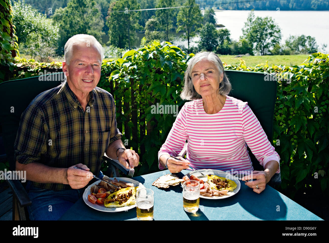 Senior couple having lunch outdoors Banque D'Images