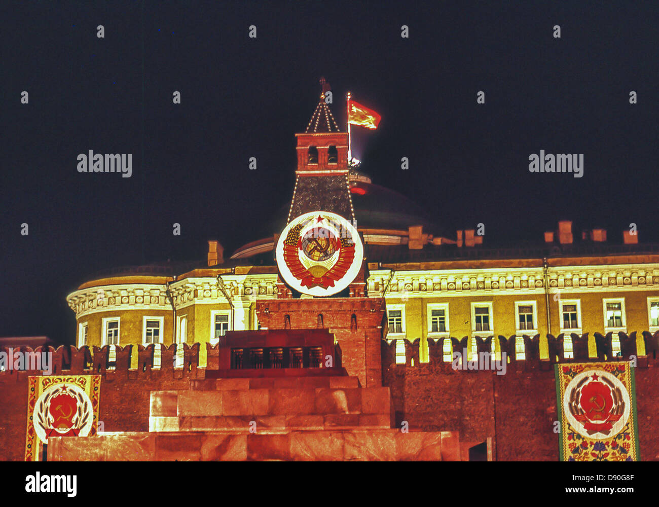 Le 1 mai, 1987 - Moscou, RU - illuminée la nuit en l'honneur du Premier mai, une vue sur le haut de la mausolée de Lénine. Derrière elle se dresse la Tour du Sénat à la circulaire orné de l'emblème de l'état de l'Union soviétique. Derrière la tour, l'ancien Sénat Bâtiment derrière le mur du Kremlin a la hammer & sickle bannière rouge drapeau de l'URSS battant de son dôme. (Crédit Image : © Arnold Drapkin/ZUMAPRESS.com) Banque D'Images