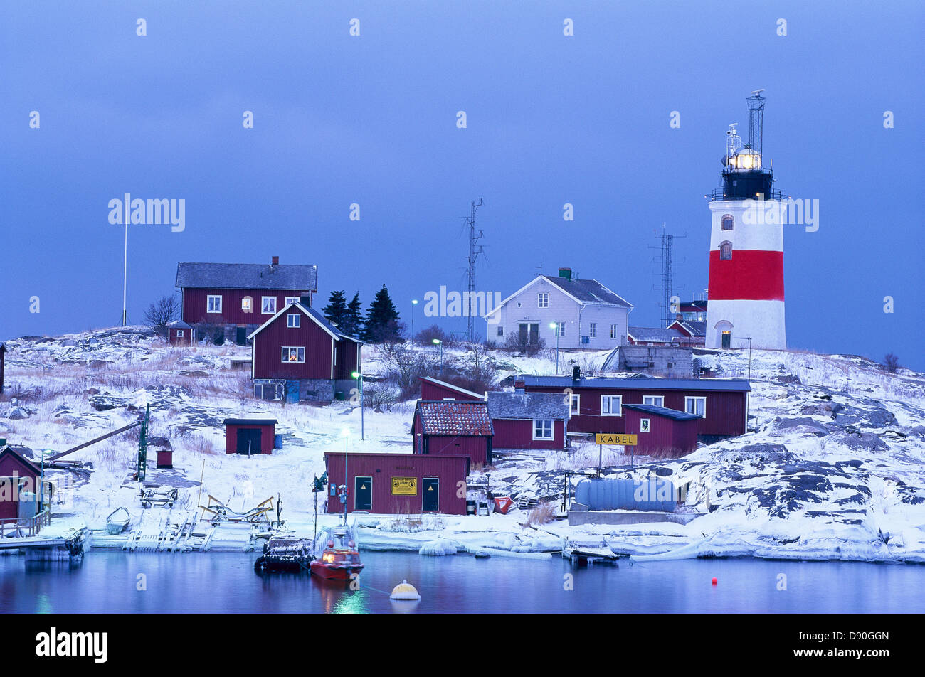 Une île avec red cottages et un phare, Soderarm, archipel de Stockholm, Suède. Banque D'Images