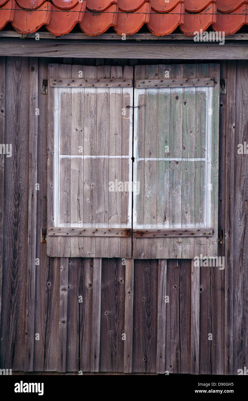 Obturateur fermé sur un hangar à bateaux, la Suède. Banque D'Images