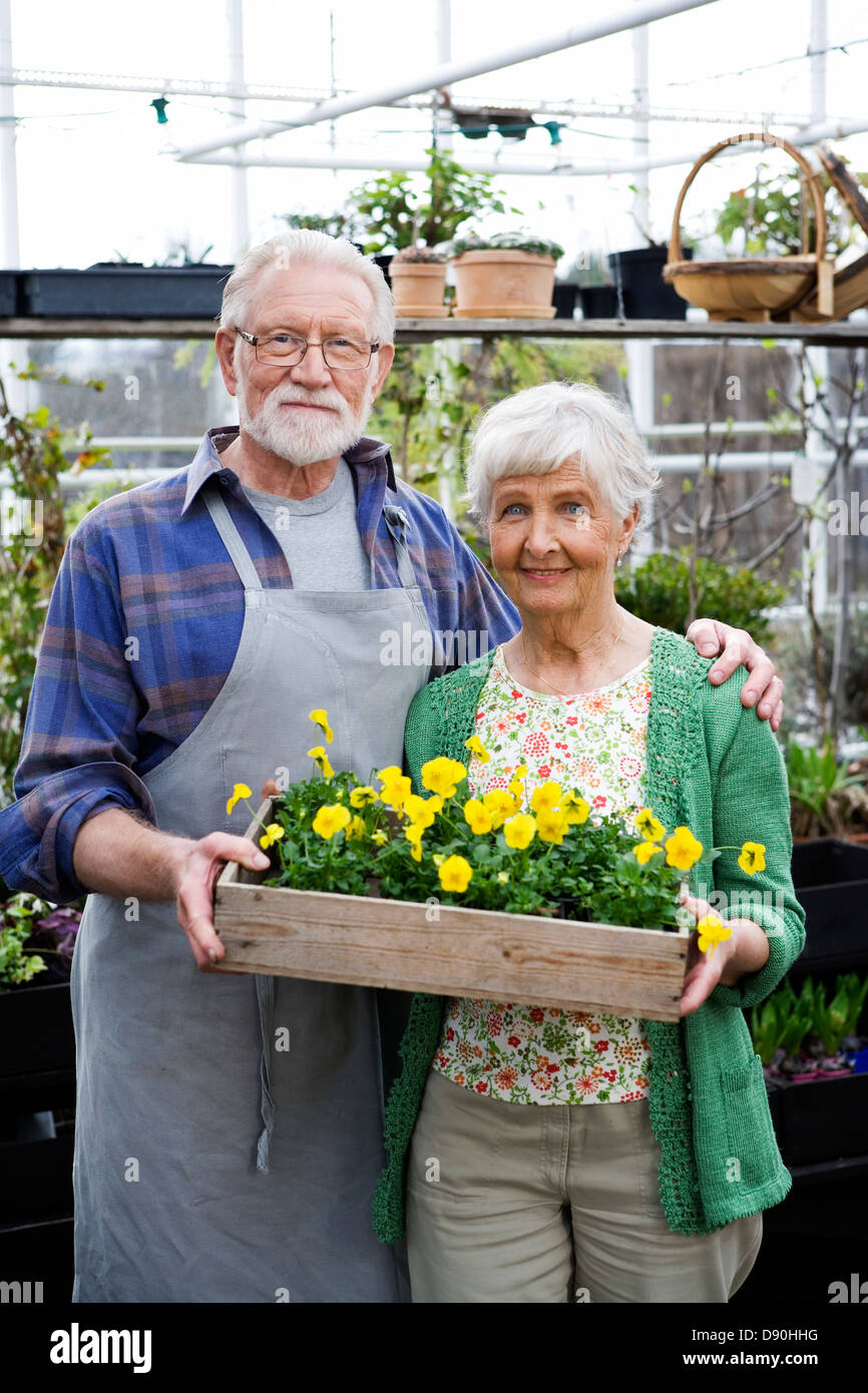Un vieux couple scandinave dans une serre, la Suède. Banque D'Images