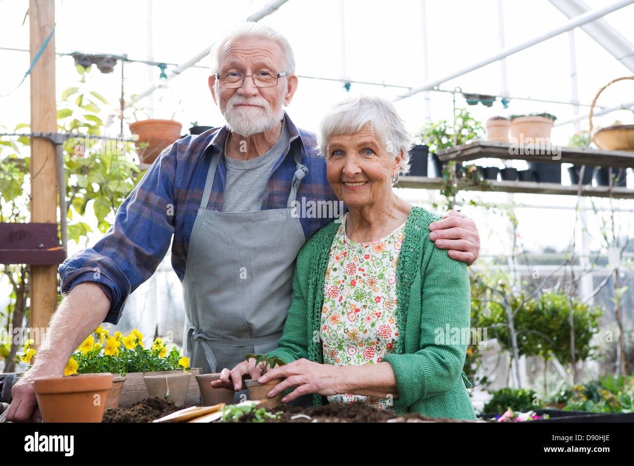 Un vieux couple scandinave planter des fleurs, la Suède. Banque D'Images