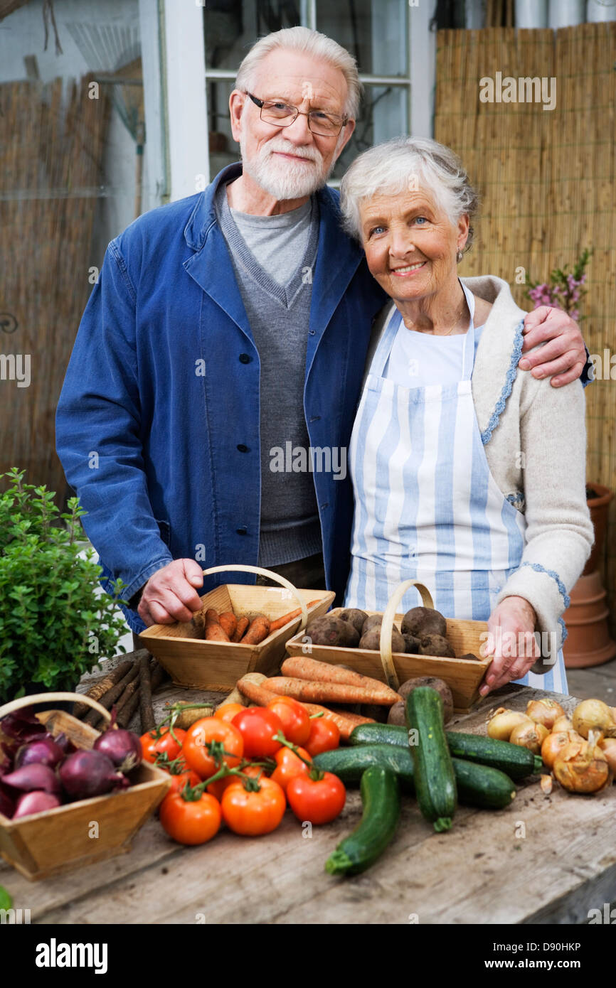 Un vieux couple scandinave avec des légumes en face d'eux, la Suède. Banque D'Images