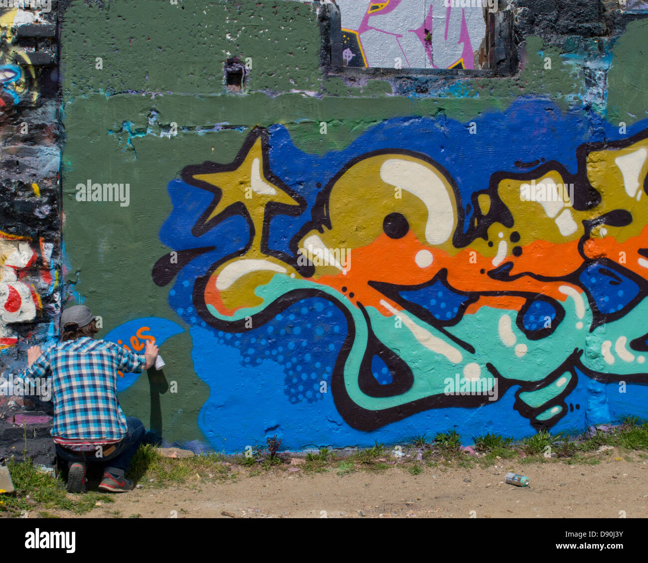 Au travail, l'artiste graffiti sur un mur à Brighton Banque D'Images