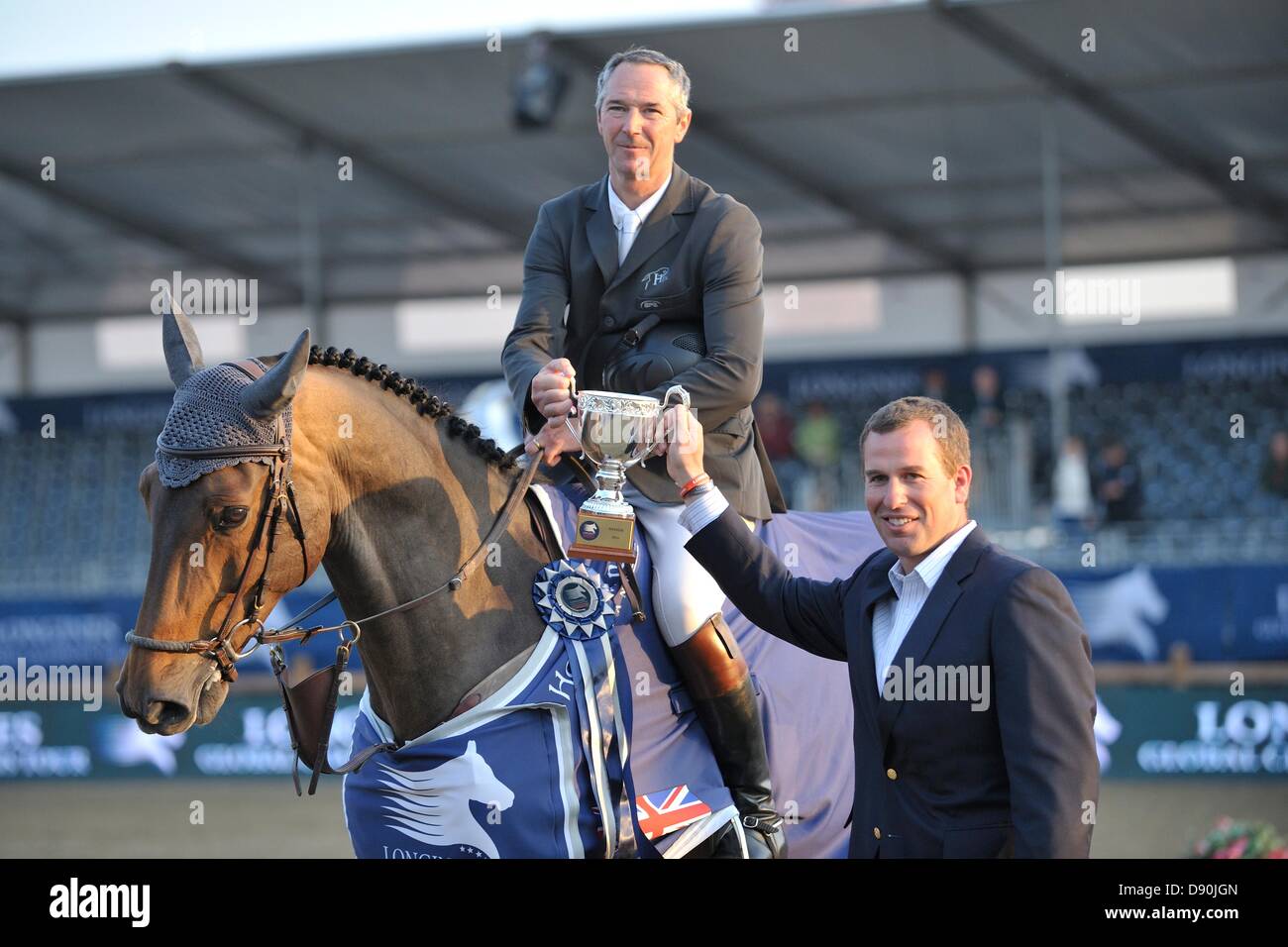 07.06.2013, Londres, Angleterre. Peter Phillips, organisateur de l'événement de la jambe de Londres du Global Champions Tour, présente Patrice Delaveau [FRA] avec les gagnants trophée pour la CSI5* 4 classe au deuxième jour de la Global Champions Tour. Stephen Bartholomew/Stephen Bartholomew Photography Banque D'Images