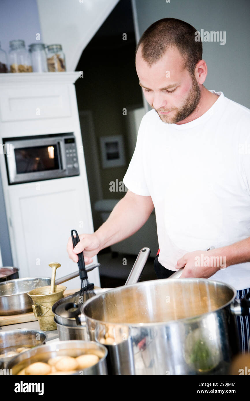 Trois quart Vue de face de l'homme dans la cuisine cuisine domestique Banque D'Images