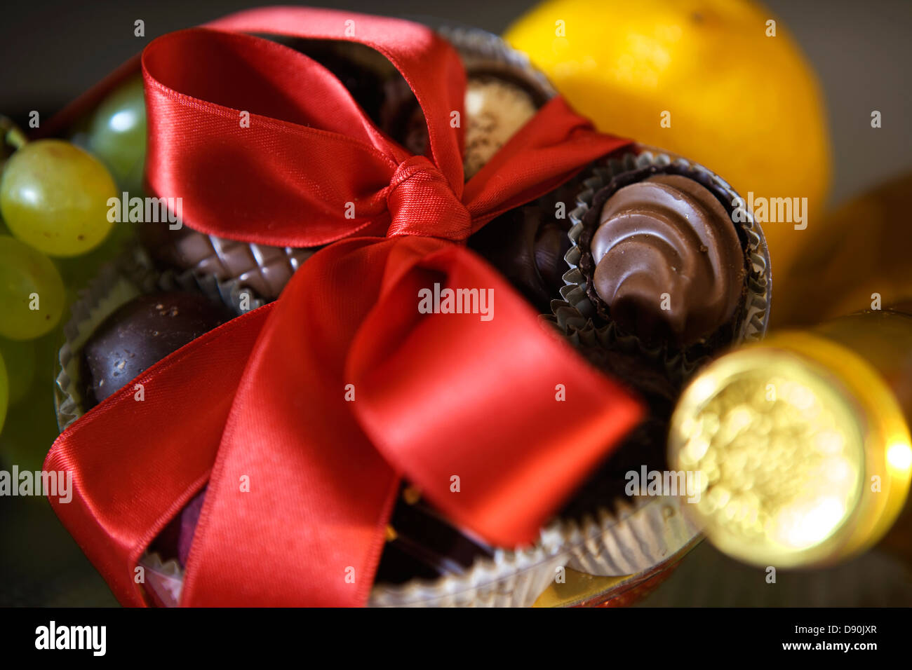 Un arc attachée autour de chocolats, close-up. Banque D'Images