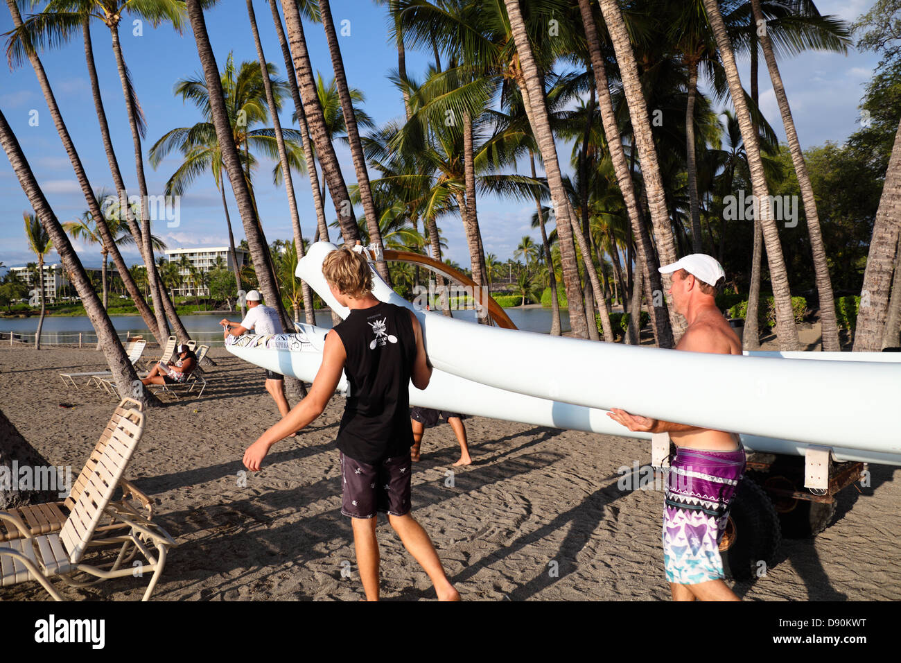 Transporter les membres du Club de pirogues rivage à Anaehoomalu Bay dans la région de Poipu sur la grande île d'Hawaï Banque D'Images