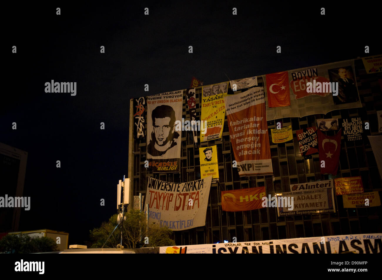 Istanbul, Turquie. 7 juin, 2013. La façade d'un immeuble plein de bannières vindicative sur la place Taksim . Le quartier de Taksim et plus précisément du parc Gezi sont devenus le noyau de tous les mouvements anti-gouvernement à Istanbul, jour et nuit, des dizaines de milliers de personnes traversent le carré dans une atmosphère de justification qui sonne comme la victoire. Crédit : Jordi Boixareu/Alamy Live News Banque D'Images