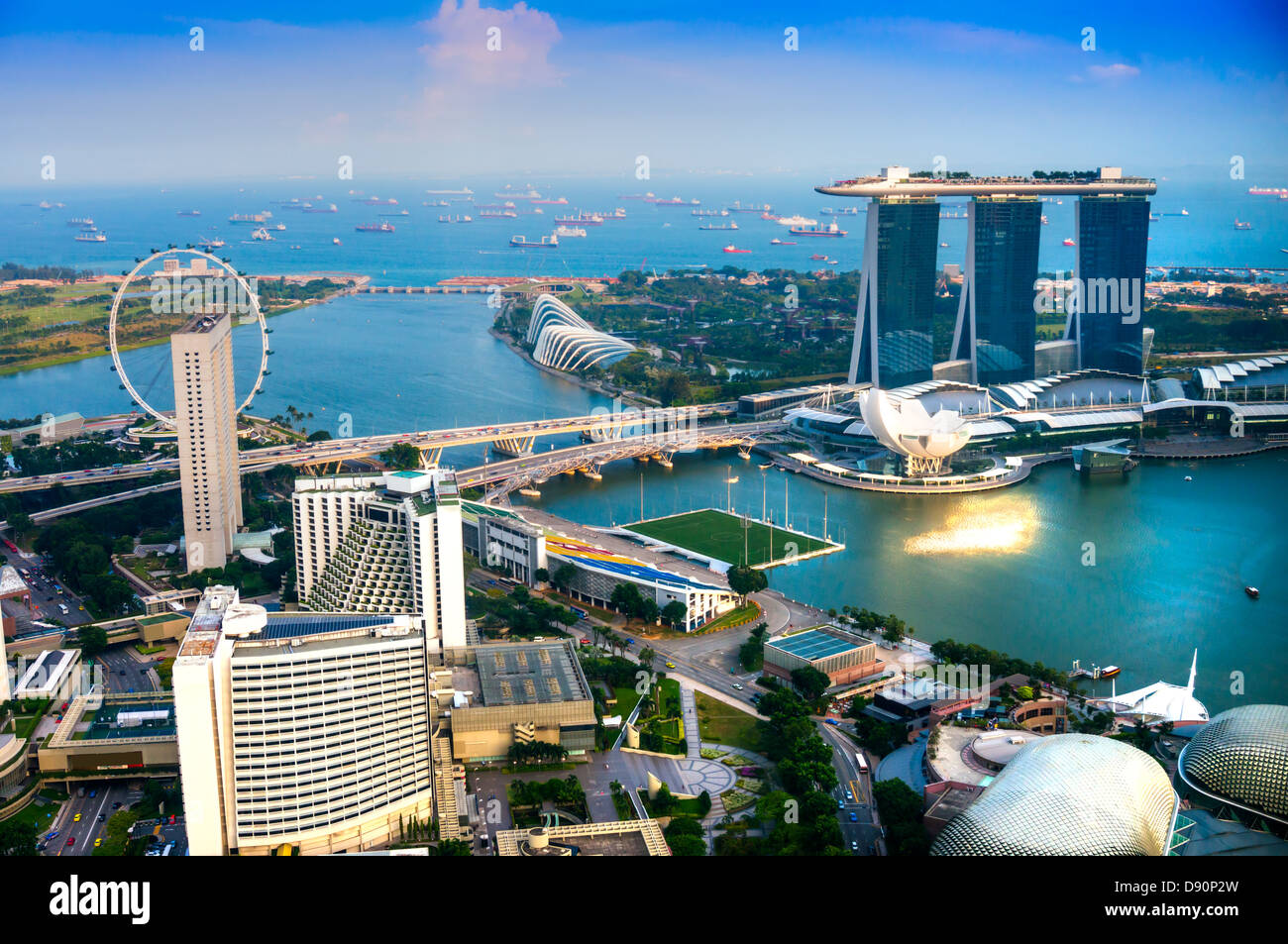 Fish-eye view de Singapour sur les toits de la ville au coucher du soleil. Banque D'Images