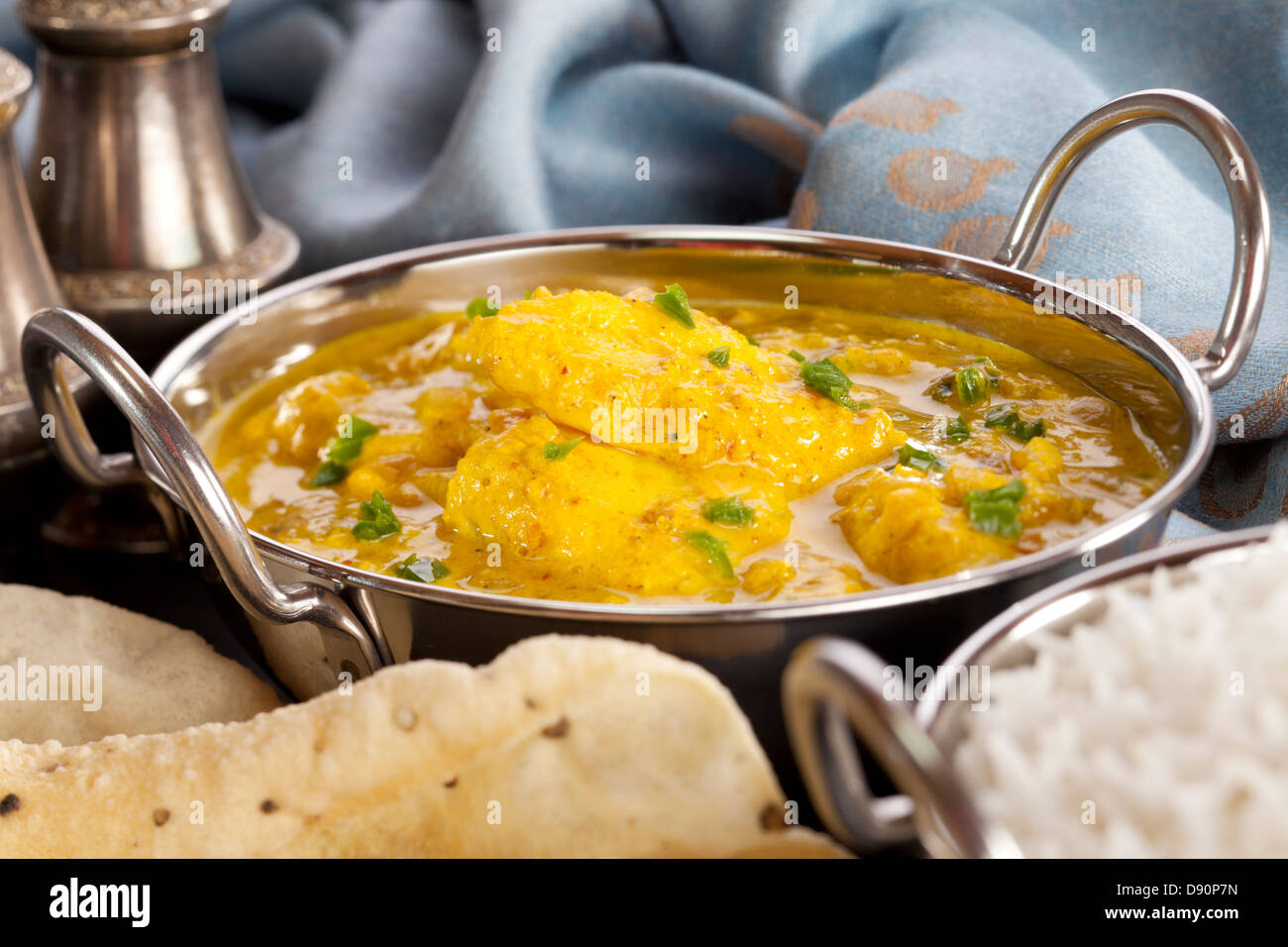 Curry de Poisson - un plat à base de curry balti poisson dans une sauce au yogourt avec piment vert, servi avec du riz et poppadums. C'est poisson basa. Banque D'Images
