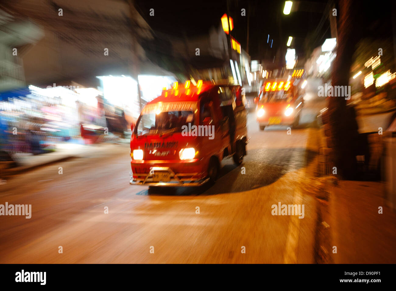 Excès de cars sur la route principale de nuit Banque D'Images