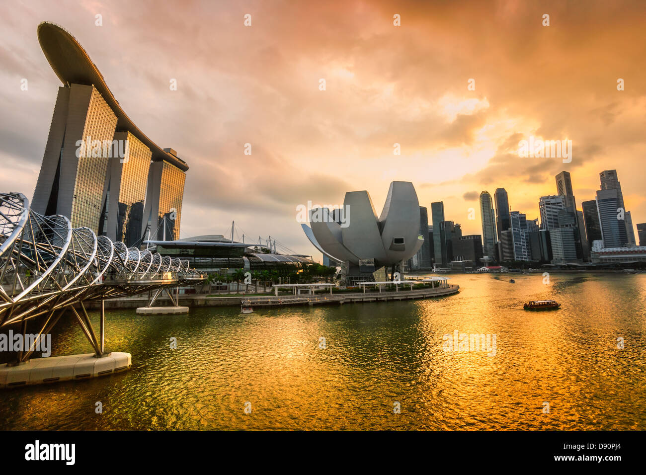 Fish-eye view de Singapour sur les toits de la ville au coucher du soleil. Banque D'Images