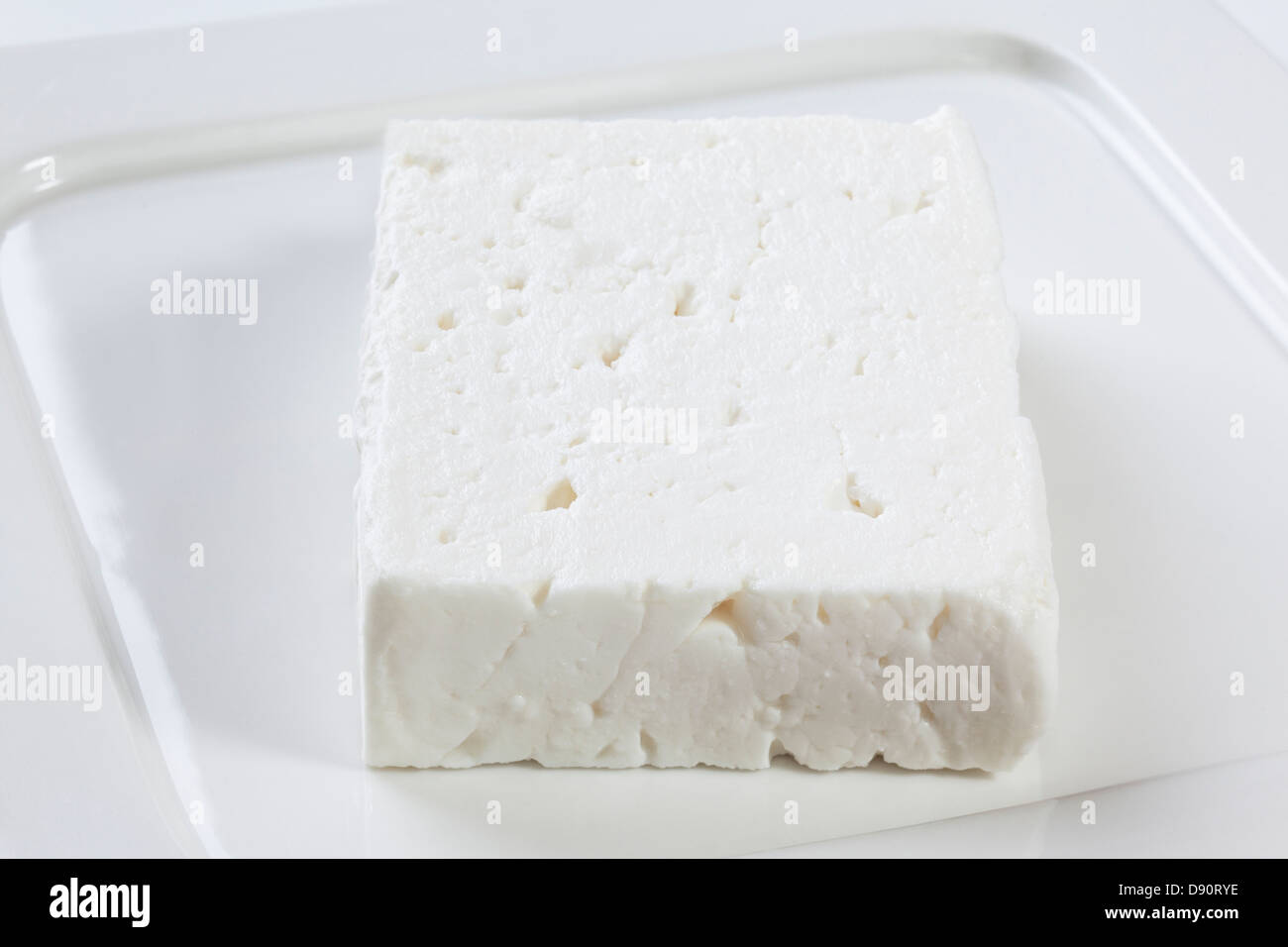 Le fromage feta - un bloc de fromage feta grecque authentique, fabriqué à partir de lait de chèvre et brebis. Banque D'Images