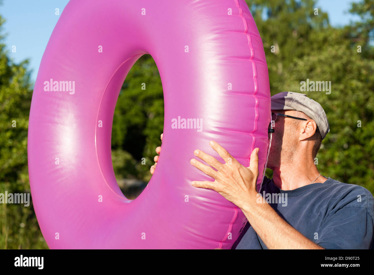 Blowing up inflatable ring Banque de photographies et d’images à haute