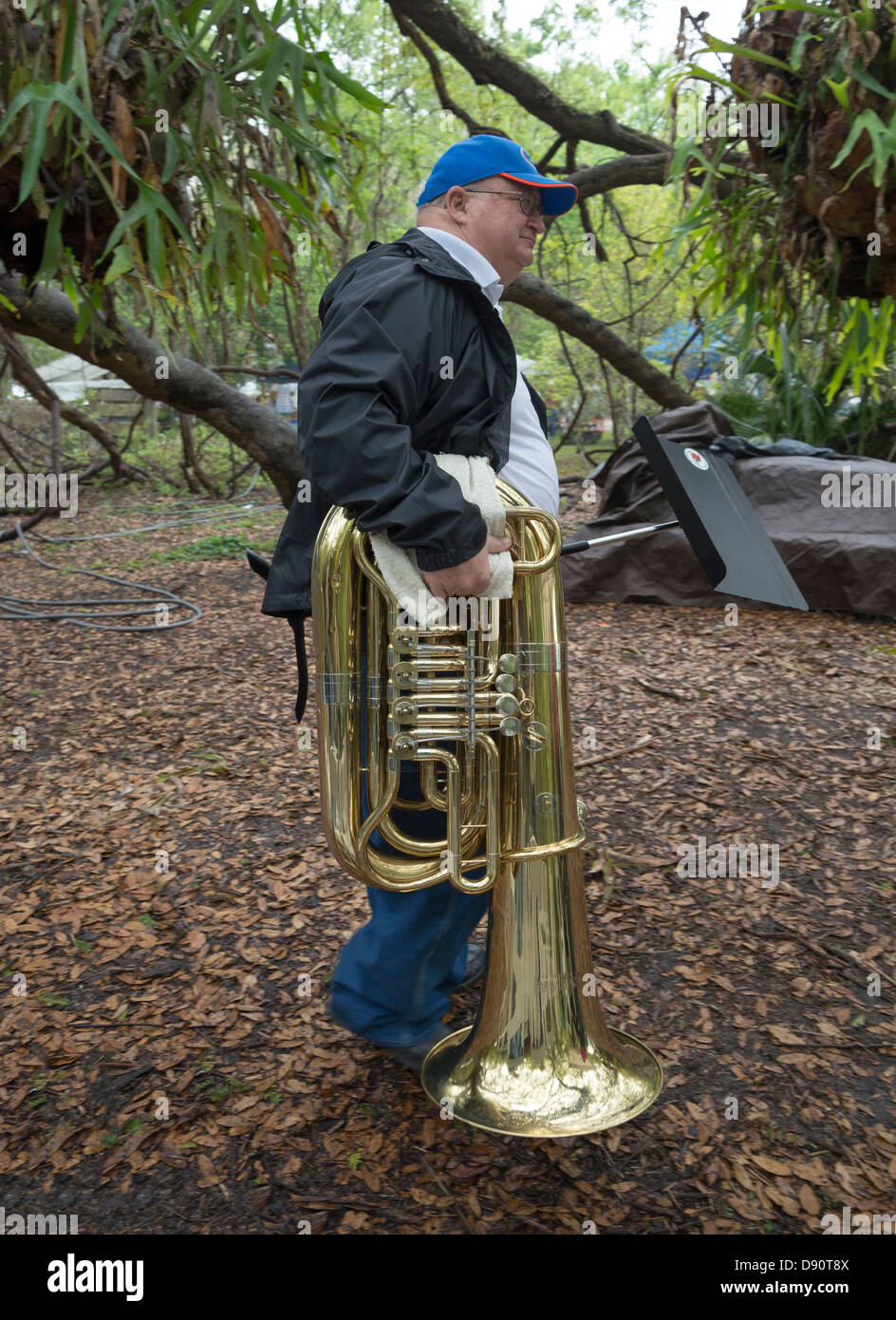 Musicien porte son tuba après concert à Kanapaha Botanical Gardens Situé à Gainesville en Floride. Banque D'Images