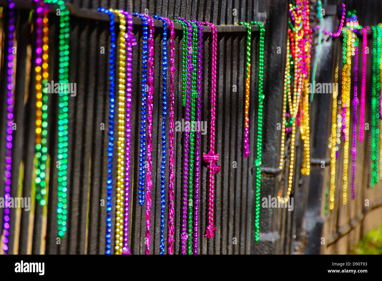 Des perles sur une clôture après Mardi Gras à New Oleans, LA Banque D'Images