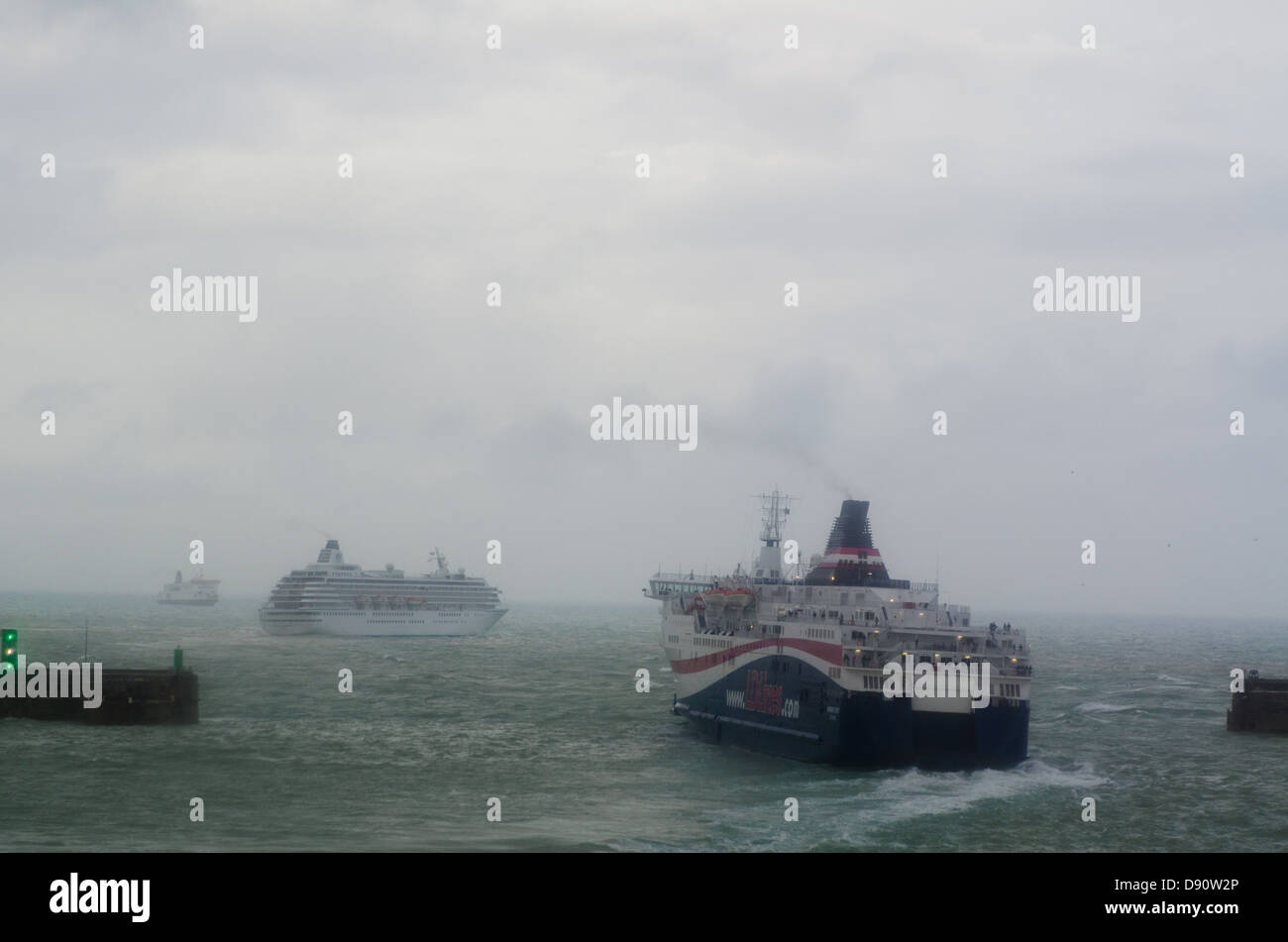 Le port de ferries de partir en mer agitée Banque D'Images