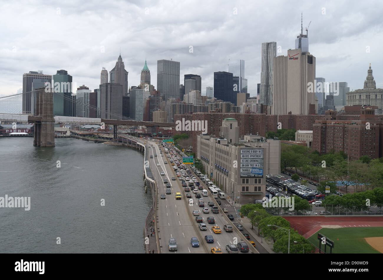 Avis de F.D.R. Drive, East River et le pont de Brooklyn sur East Side de Manhattan, New York City Banque D'Images