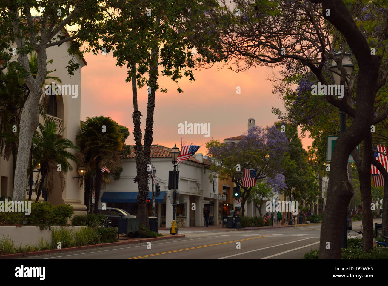 La State Street dans le centre-ville de Santa Barbara, CA Banque D'Images