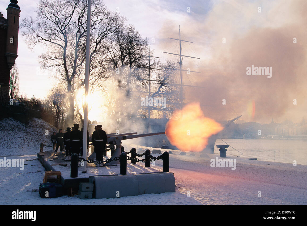 Silhouette de personnes à tirer du canon Banque D'Images
