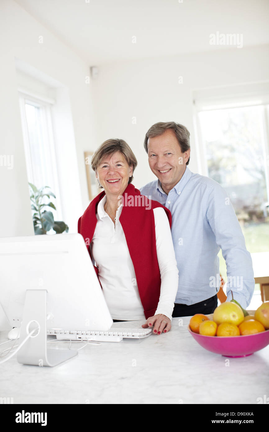 Portrait of mature couple using computer Banque D'Images