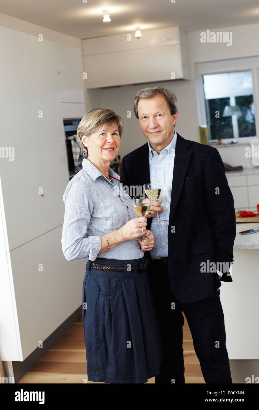 D'âge mûr célébrant avec vin Banque D'Images