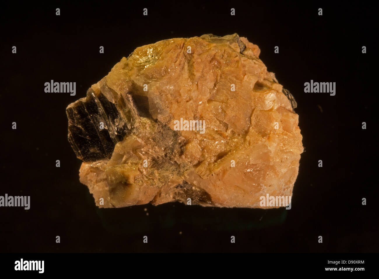 Yttrotantalite, la Suède. Le minerai de terres rares de l'Yttrium. Banque D'Images