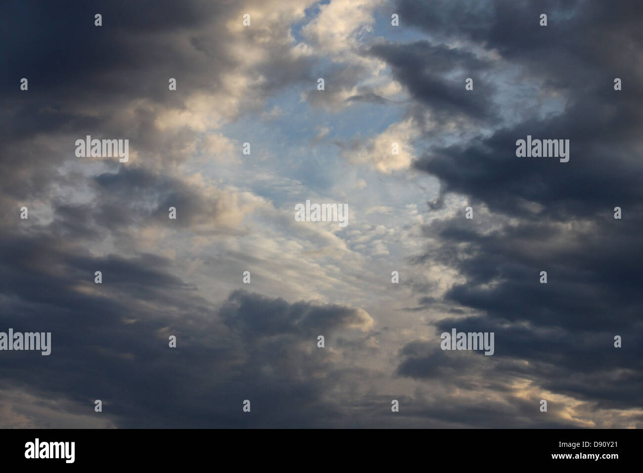 Des nuages de pluie d'un ciel Banque D'Images