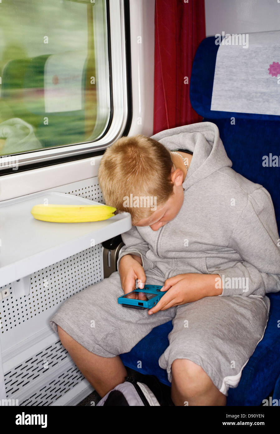 Un enfant dans un train, en Suède. Banque D'Images Un enfant dans un train, en Suède. Banque D'Images