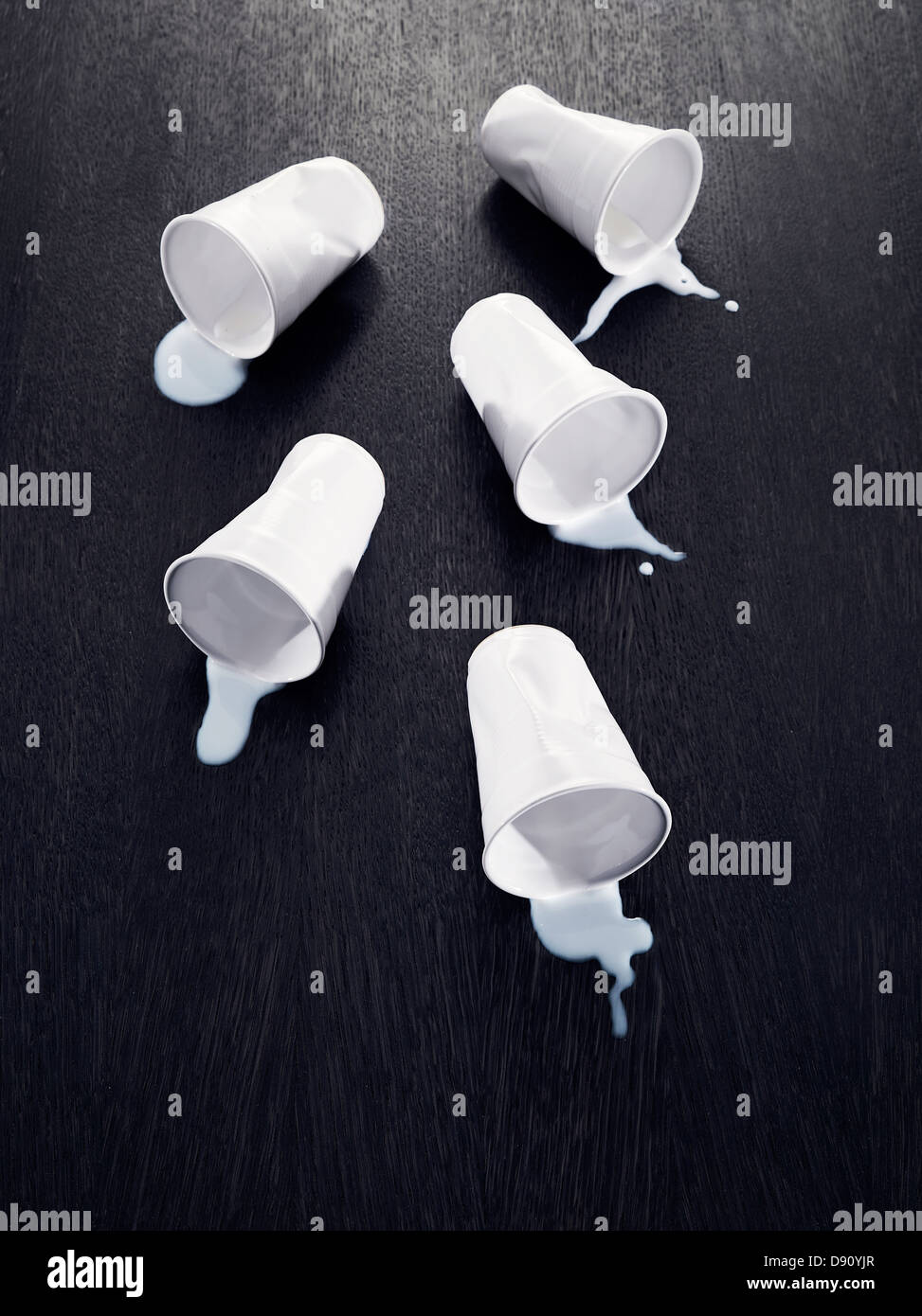 Des tasses avec lait renversé Banque D'Images Des tasses avec lait renversé Banque D'Images