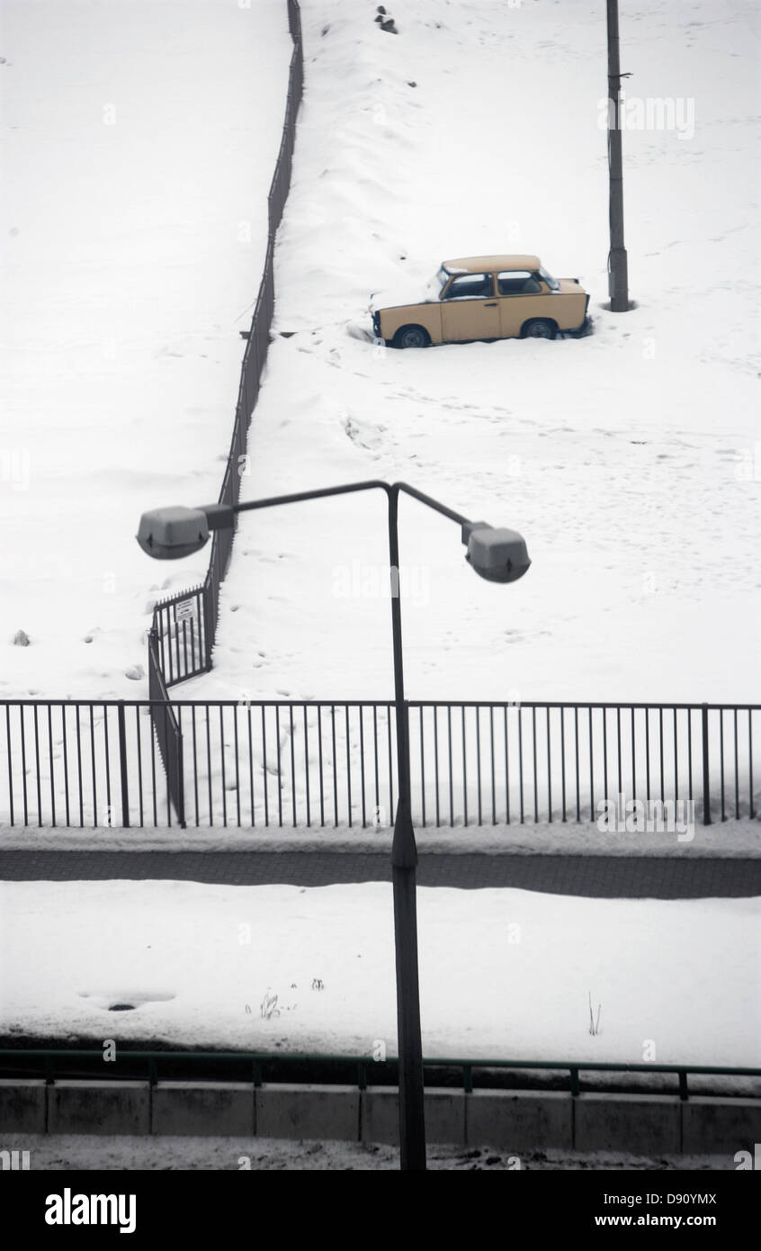 Une voiture garée sur une place de stationnement couverte de neige, la Pologne. Banque D'Images