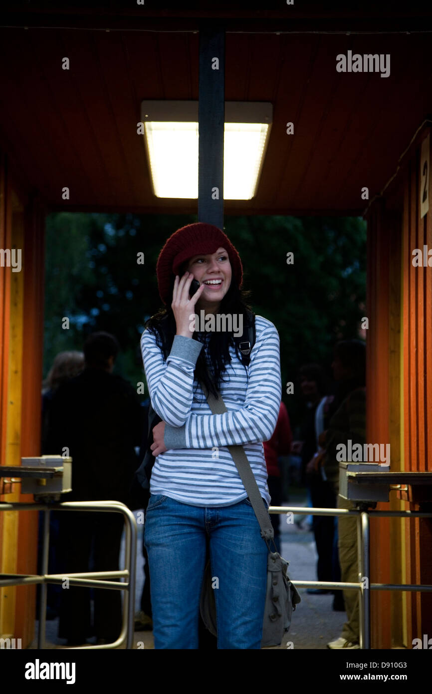 Une adolescente parlant dans un téléphone cellulaire, la Suède. Banque D'Images