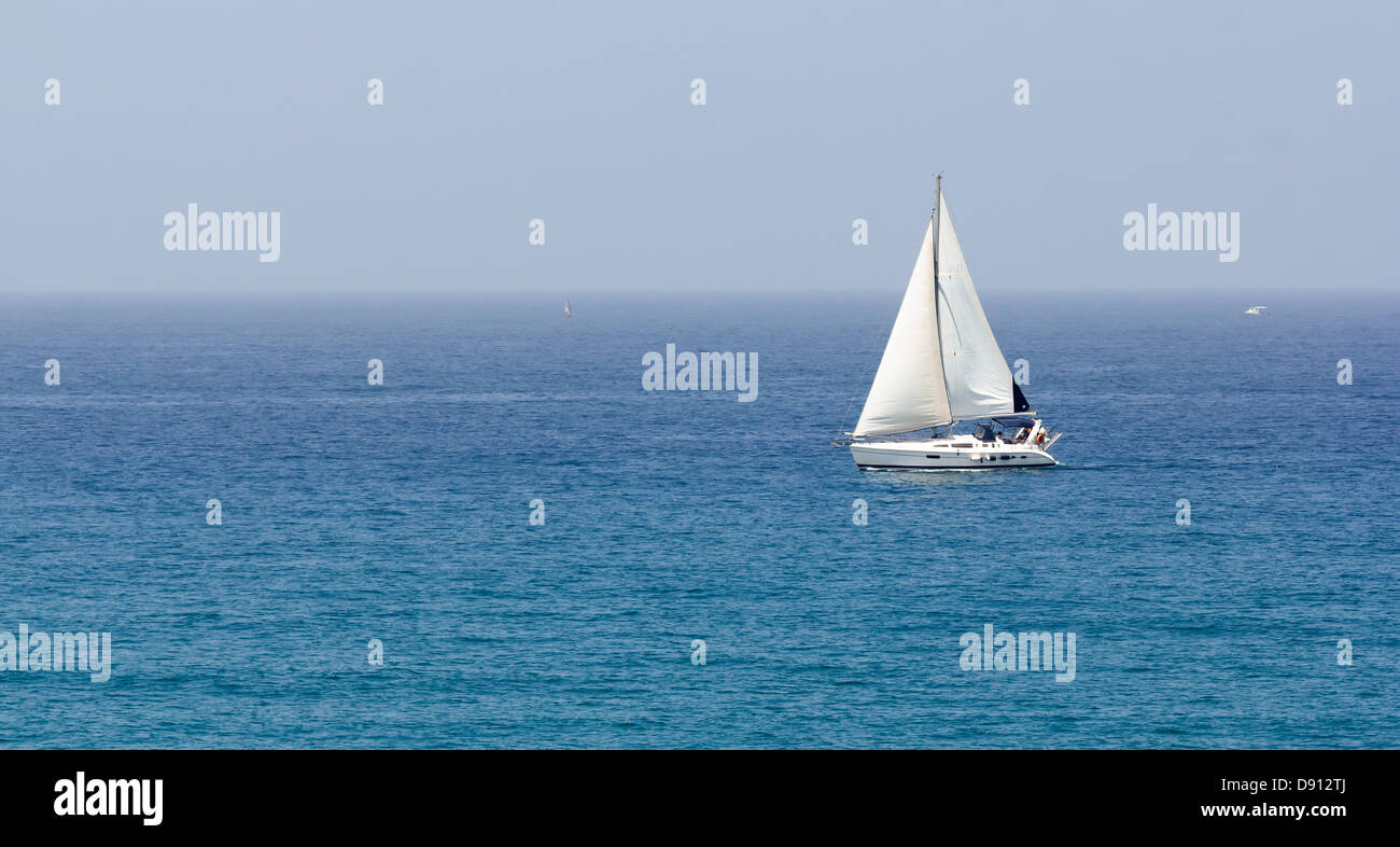 ​​Boat avec voiles blanches sur la mer Banque D'Images