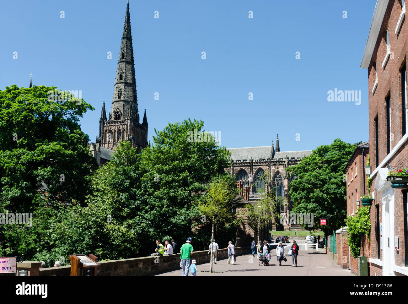 Vue sur le long de la rue du Barrage à Lichfield avec la cathédrale en arrière-plan Banque D'Images