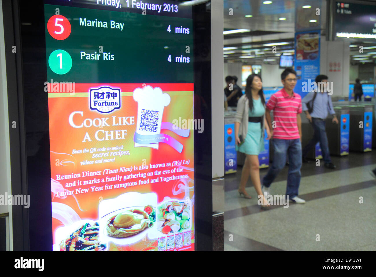 Singapour, City Hall MRT Station, East West Line, métro, transports en commun, Asiatiques asiatiques immigrants ethniques minorités, adultes homme m Banque D'Images