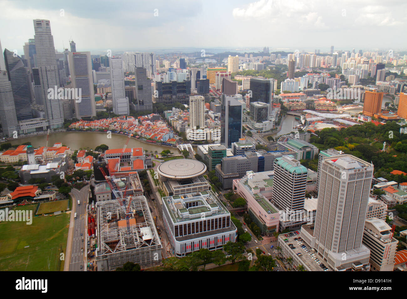 Vue sur la ville de Singapour, gratte-ciel, vue aérienne d'en haut, rivière de Singapour, quai de bateau, nouvelle Cour suprême, Parlement, Trésor, North Bridge Banque D'Images